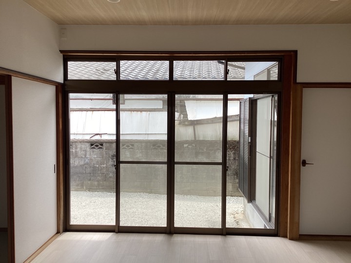 断熱効果を期待して、欄間まで含むインプラス 4枚建の取付けです。