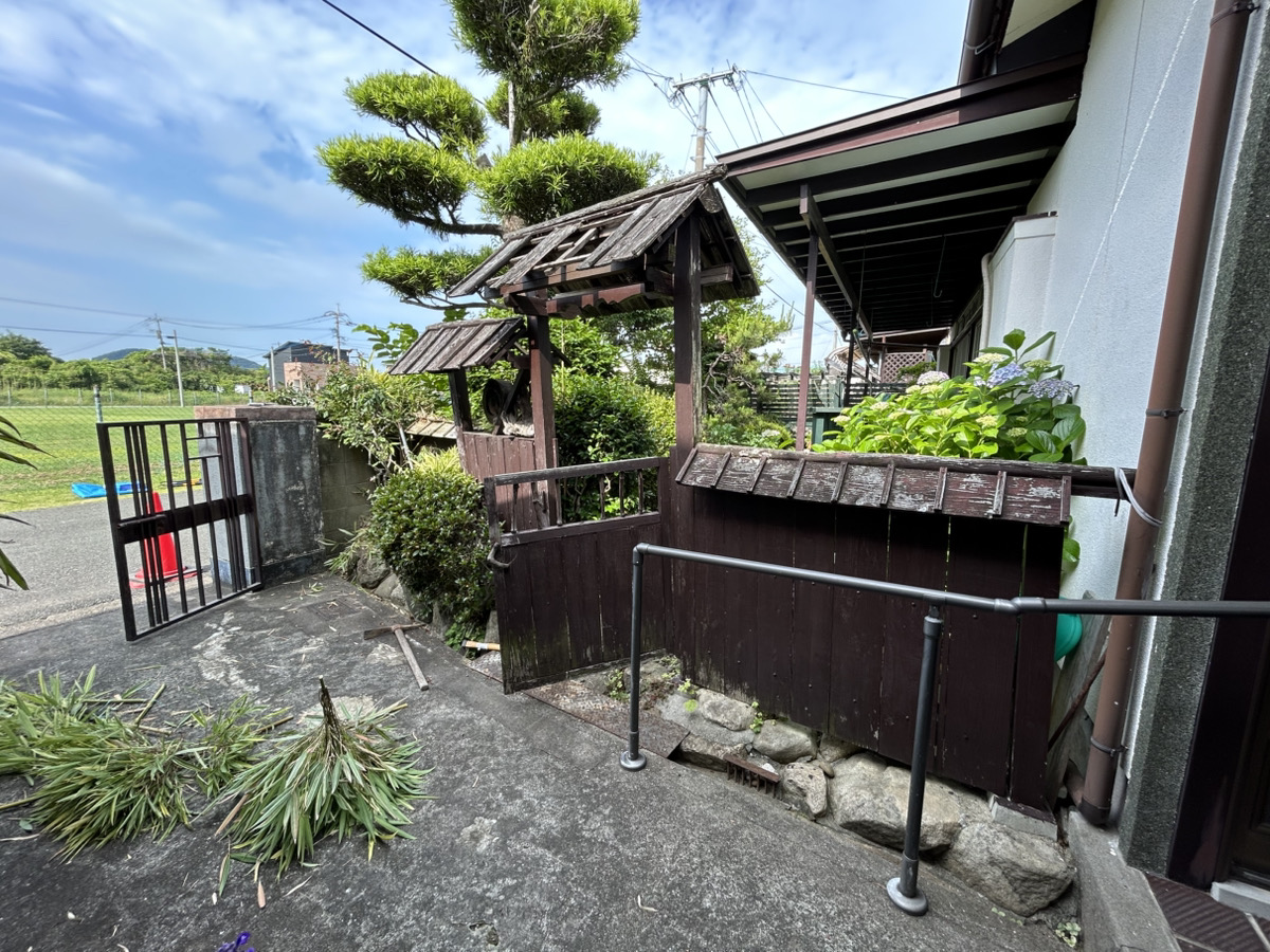 上質で木質感あふれる門扉とフェンスで美しいお庭へ