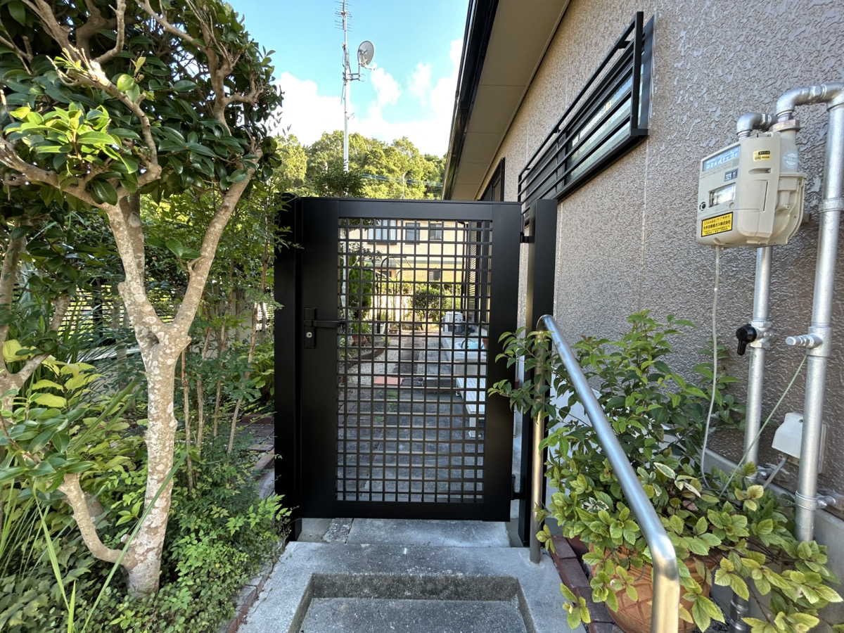 車庫の入口にオーバーゲートが付いていましたが、開けたままにしたいとのことで、 フェンスと門扉を施工させて頂きました。