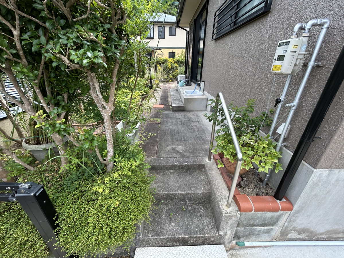 車庫の入口にオーバーゲートが付いていましたが、開けたままにしたいとのことで、 フェンスと門扉を施工させて頂きました。