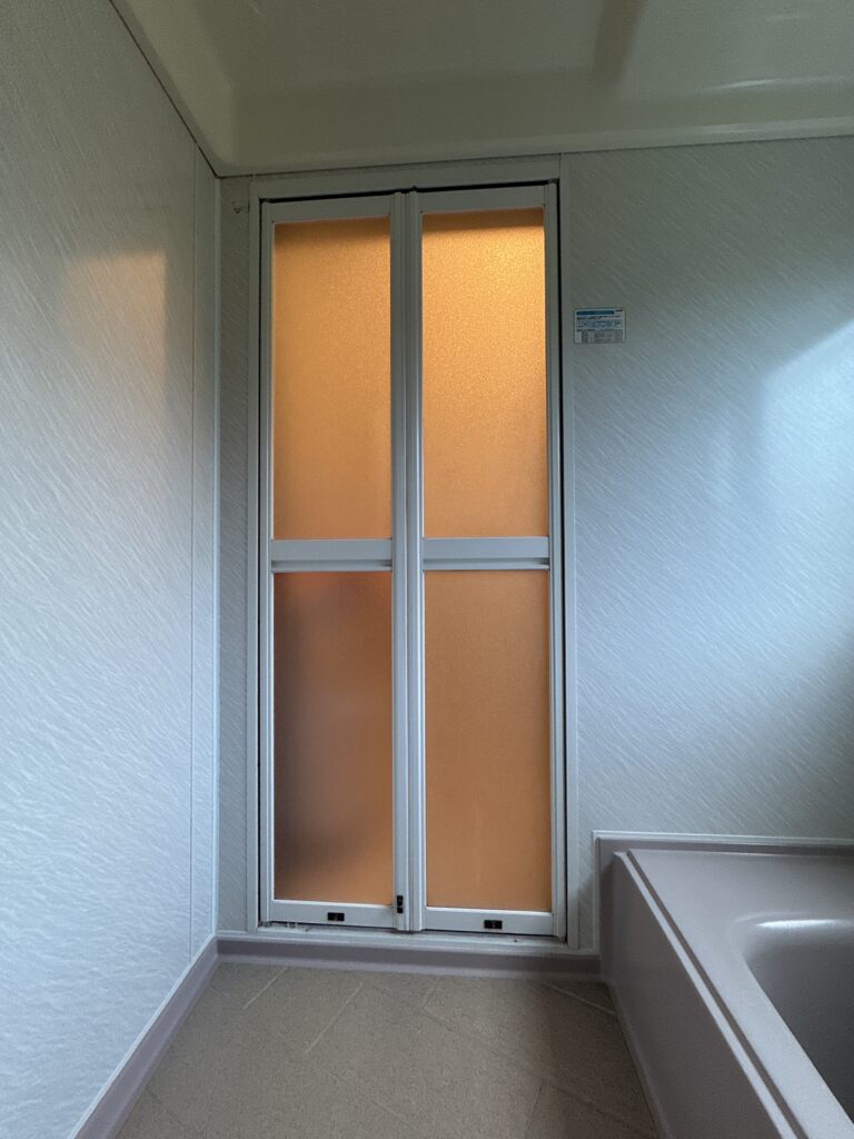 浴室ドアの取っ手が破損し、内側から開けにくい状態でした。結露も発生しやすく、毎日の入浴時に不便さを感じておられました。